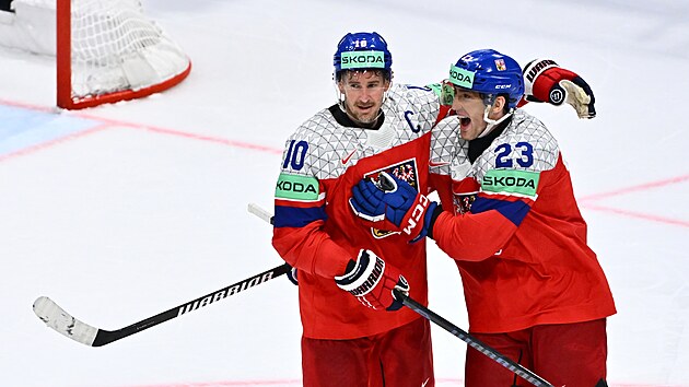 Roman Červenka a Lukáš Sedlák se radují z gólu v utkání proti Slovensku na MS 2026.