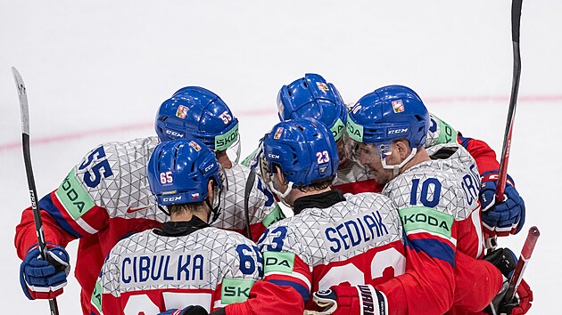 Čeští hokejisté se radují z rozhodujícího gólu Romana Červenky na MS v hokeji 2026.