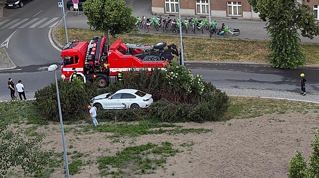 Nehoda automobilu na kruhov&eacute;m objezdu v Jankovcově ulici v pražsk&yacute;ch Hole&scaron;ovic&iacute;ch (26. května 2026)
