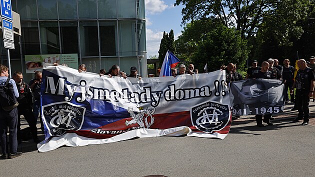 Stovky lidí se sešly v Pohořelicích, odkud se vydaly na třicetikilometrový pochod do Brna. (23. května 2026)