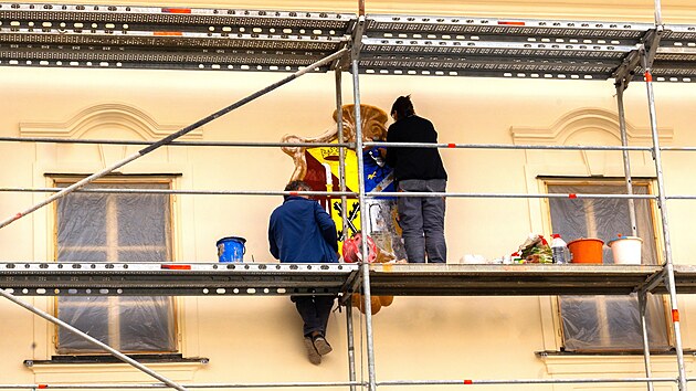 Městskému znaku v čele památky se minulý týden věnoval restaurátor. (25. května 2026)