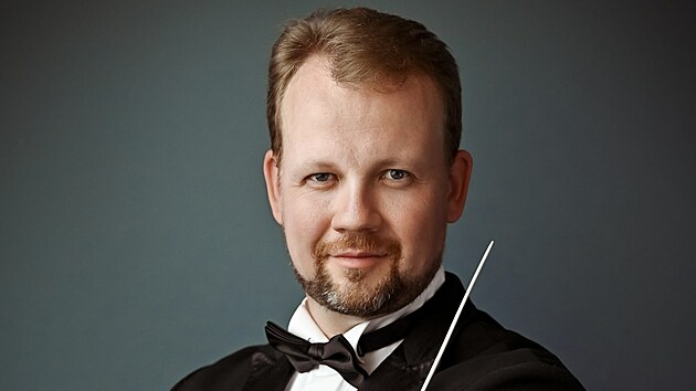 Letní orchestr každoročně vzniká z účastníků workshopů pod vedením houslisty a dirigenta Richarda Kružíka.