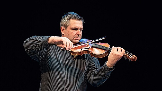 Spojení folkloru a jazzu nabídne slovenské uskupení Stromoradie vedené Stano Palúchem.