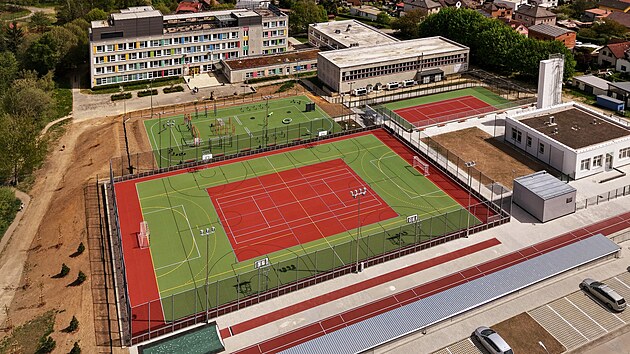Nové sportoviště u základní školy Nuselská je složeno ze třech různých hřišť, jeho součástí je i běžecká dráha a sektor pro vrh koulí. Spolu s ním vzniklo i zázemí, malá tribuna, lezecká stěna nebo výtah, který patra propojí. Vše dohromady přišlo na 77 milionů korun. Areál se otevře první červnový den odpoledne.