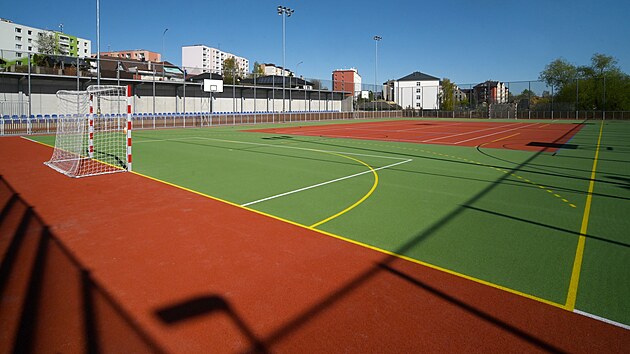 Nové sportoviště u základní školy Nuselská je složeno ze třech různých hřišť, jeho součástí je i běžecká dráha a sektor pro vrh koulí. Spolu s ním vzniklo i zázemí, malá tribuna, lezecká stěna nebo výtah, který patra propojí. Vše dohromady přišlo na 77 milionů korun. Areál se otevře první červnový den odpoledne.
