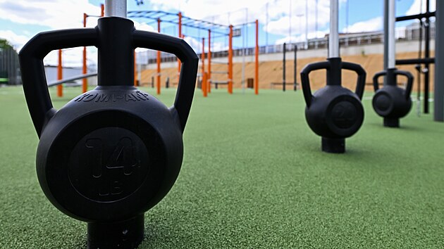 Nové sportoviště u základní školy Nuselská je složeno ze třech různých hřišť, jeho součástí je i běžecká dráha a sektor pro vrh koulí. Spolu s ním vzniklo i zázemí, malá tribuna, lezecká stěna nebo výtah, který patra propojí. Vše dohromady přišlo na 77 milionů korun. Areál se otevře první červnový den odpoledne.