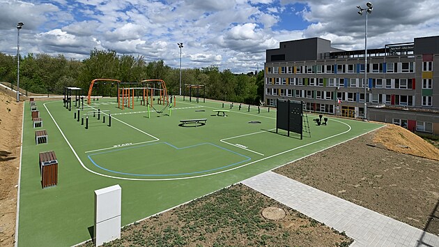 Nové sportoviště u základní školy Nuselská je složeno ze třech různých hřišť, jeho součástí je i běžecká dráha a sektor pro vrh koulí. Spolu s ním vzniklo i zázemí, malá tribuna, lezecká stěna nebo výtah, který patra propojí. Vše dohromady přišlo na 77 milionů korun. Areál se otevře první červnový den odpoledne.
