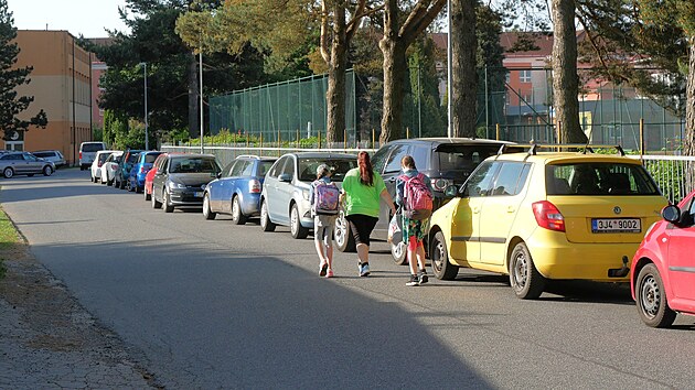 V prostoru mezi &scaron;kolami a sportovn&iacute;m are&aacute;lem v Komensk&eacute;ho ulici vznik&aacute; po r&aacute;nu řada rizikov&yacute;ch situac&iacute;. M&iacute;s&iacute; se tam chodci, auta i cyklist&eacute;. (28. května 2026)