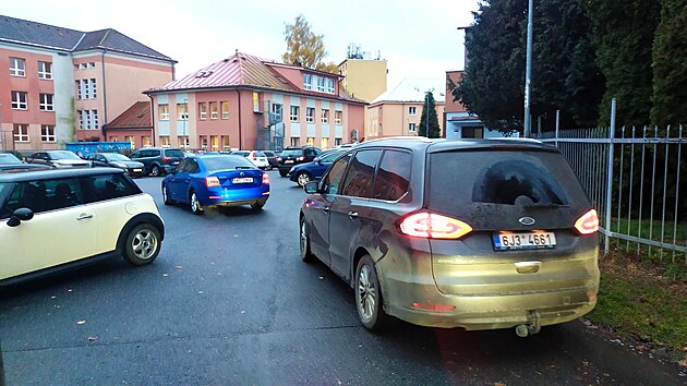 V prostoru mezi školami a sportovním areálem v Komenského ulici vzniká po ránu řada rizikových situací. Mísí se tam chodci, auta i cyklisté. (28. května 2026)