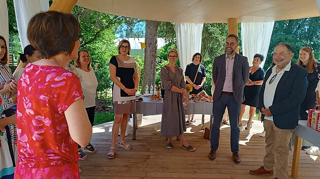 Slavnostní otevření hřiště v areálu psychiatrické nemocnice v Havlíčkově Brodě. Vpravo stojí režisér Jiří Podlipný, vedle něj primář Tomáš Havlenka. V kostkovaných šatech ředitelka nadačního fondu Kapka naděje Dita Loudilová, vedle ní ředitelka nemocnice Markéta Holubová. (26. května 2026)
