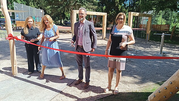 O slavnostní otevření hřiště se postarala (zprava) ředitelka psychiatrické nemocnice Markéta Holubová, primář oddělení pro děti a dorost Tomáš Havelka a prezidentka a zakladatelka nadačního fondu Kapka naděje Vendula Pizingerová. (26. května 2026)