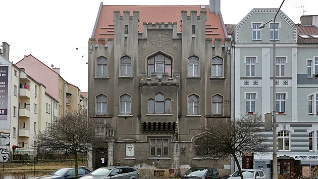 Dům ve Vrbensk&eacute;ho ulici, kde s&iacute;dlil recesistick&yacute; spolek Schlaraffia. Dnes patř&iacute; C&iacute;rkvi československ&eacute; husitsk&eacute;.