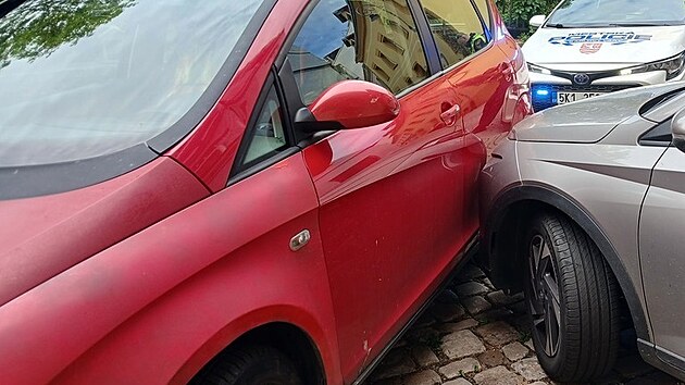 Netradiční nehoda se obešla bez zranění. Odnesly to jen „plechy“ dvou aut.