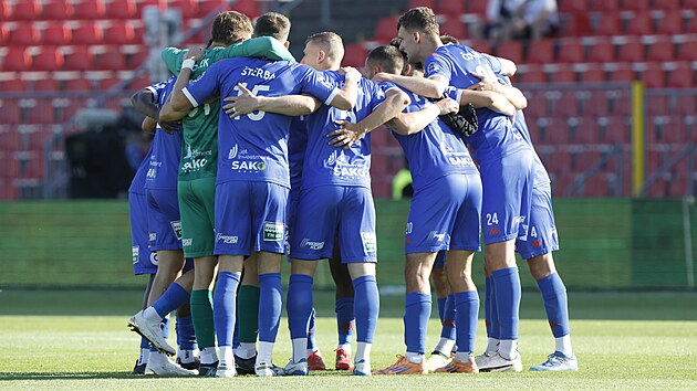 Fotbalisté Artisu Brno před začátkem baráže se Slováckem.