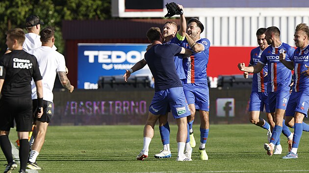 Fotbalisté Artisu Brno slaví trefu v úvodním zápase baráže proti Slovácku.