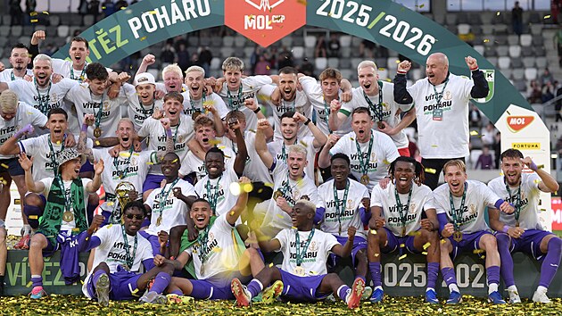 Karvinští fotbalisté slaví vítězství ve finále MOL Cupu.