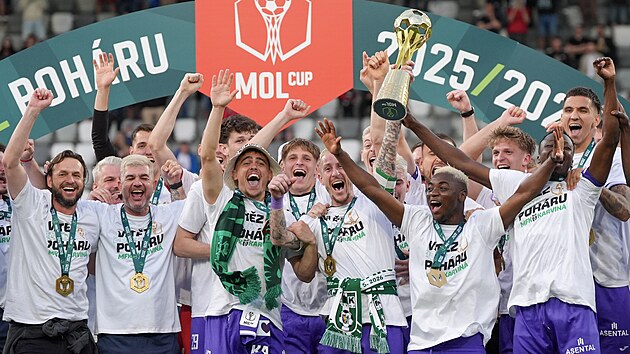 Karvinští fotbalisté slaví vítězství ve finále MOL Cupu.
