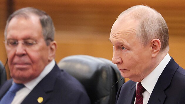 Ruský prezident Vladimir Putin (vpravo) se v Pekingu ve Velké síni lidu účastní bilaterálního setkání s čínským prezidentem Si Ťin-pchingem po boku ministra zahraničí Sergeje Lavrova. (20. května 2026)