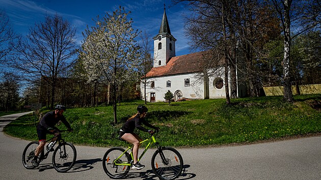 Kostel sv. Jana Křtitele v b&yacute;val&eacute; vsi Krabono&scaron; u hranic s Rakouskem pl&aacute;nuj&iacute; zvelebovat a opravovat. (22. května 2026)