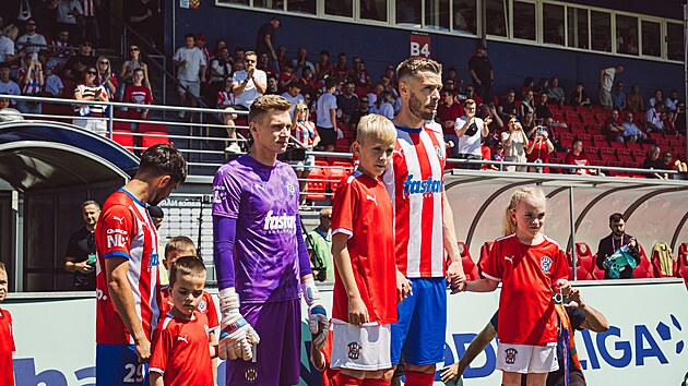 Zbrojovka Brno v posledn&iacute;m kole 2. ligy zvl&aacute;dla z&aacute;pas proti Česk&yacute;m Budějovic&iacute;m a odp&aacute;lila oslavy n&aacute;vratu do nejvy&scaron;&scaron;&iacute; soutěže. Kapit&aacute;n Stanislav Hofmann nastupuje ke sv&eacute;mu posledn&iacute;mu utk&aacute;n&iacute;.