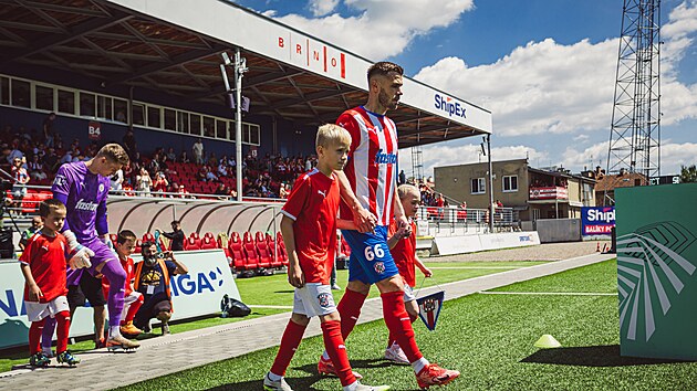 Zbrojovka Brno v posledn&iacute;m kole 2. ligy zvl&aacute;dla z&aacute;pas proti Česk&yacute;m Budějovic&iacute;m a odp&aacute;lila oslavy n&aacute;vratu do nejvy&scaron;&scaron;&iacute; soutěže. Kapit&aacute;n Stanislav Hofmann nastupuje ke sv&eacute;mu posledn&iacute;mu utk&aacute;n&iacute;.