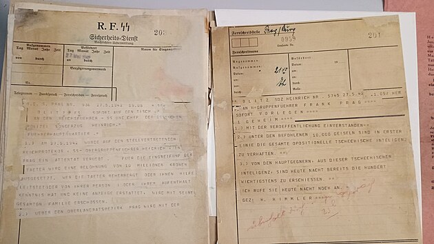 K. H. Frank byl t&iacute;m, kdo informoval Berl&iacute;n o atent&aacute;tu na Heydricha. Odpověď byla jednoznačn&aacute;: Začněte s popravami. Origin&aacute;l je uložen v N&aacute;rodn&iacute;m archivu.