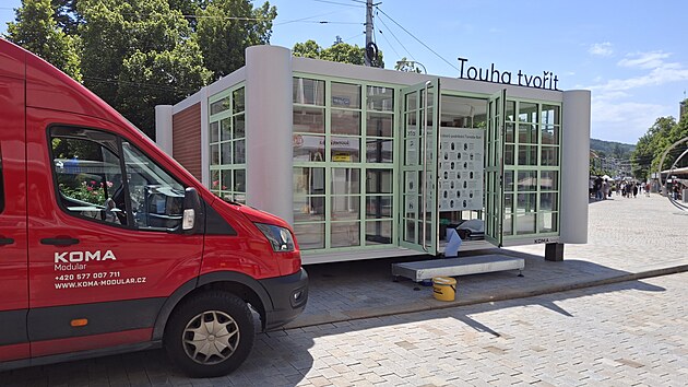 Putovn&iacute; City modul Baťův svět můžete vidět na zast&aacute;vk&aacute;ch po česk&yacute;ch a slovensk&yacute;ch městech. Expozice uvnitř buňky připom&iacute;n&aacute; baťovskou architekturu, ale předev&scaron;&iacute;m odkaz a filozofii Tom&aacute;&scaron;e Bati. Letos uplynulo 150 let od jeho narozen&iacute;. V&yacute;robcem je firma Koma modular. (květen 2026)