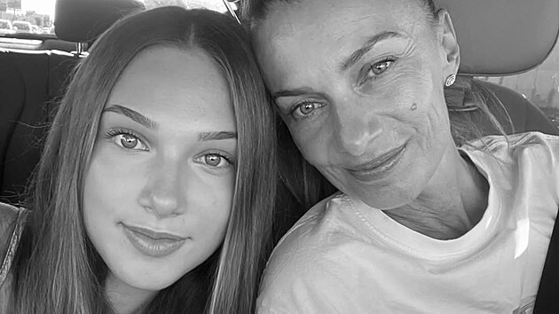 Herečka Alice Bendová se na Instagramu pochlubila dcerou Alicí, která oslavila šestnáctiny. (květen 2026)