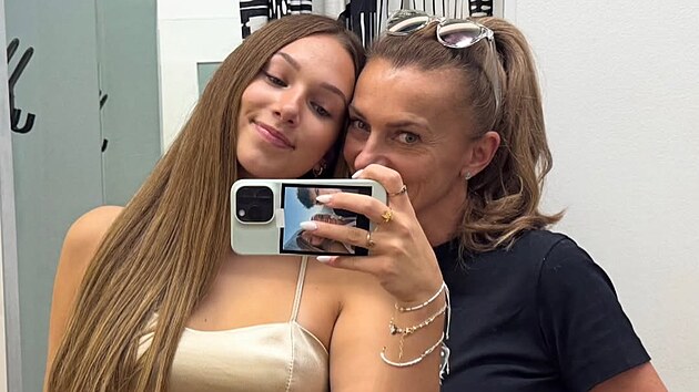 Herečka Alice Bendová se na Instagramu pochlubila dcerou Alicí, která oslavila šestnáctiny. (květen 2026)