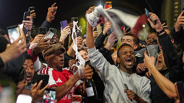Ian Wright slaví se šampaňským v ruce titul s fanoušky Arsenalu.