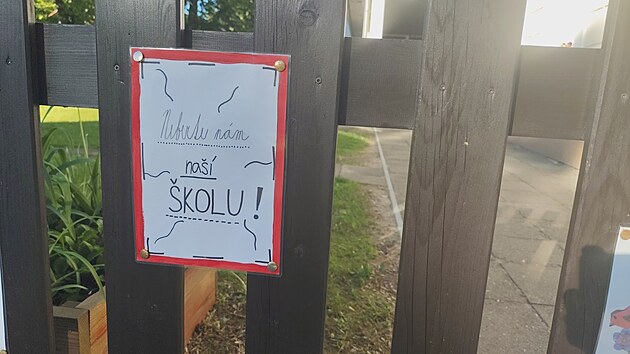 Na plot školy v Deštném žáci vyvěsili vzkazy proti rušení druhého stupně. (27. května 2026)