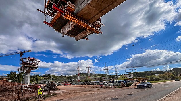 Nad hlavami řidičů v trutnovském Poříčí už betonují dálniční nadjezd. (21. května 2026)
