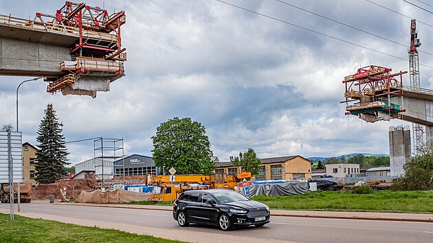 Nad hlavami řidičů v trutnovském Poříčí už betonují dálniční nadjezd. (21. května 2026)