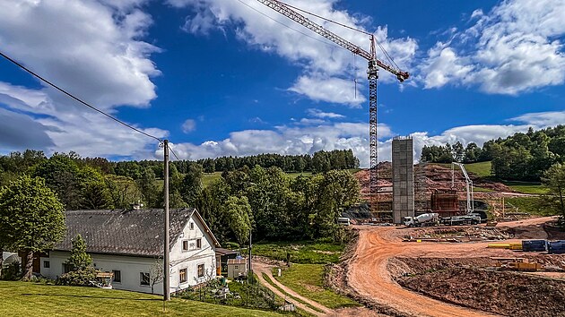 Stavba dálničního nadjezdu D11 v Lamperticích (21. května 2026)