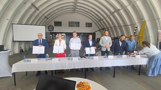 Zástupci Aviatické pouti, Hradce Králové a Královéhradeckého kraje podepsali memorandum, že přehlídka setrvá ve městě pět let. (21. května 2026)