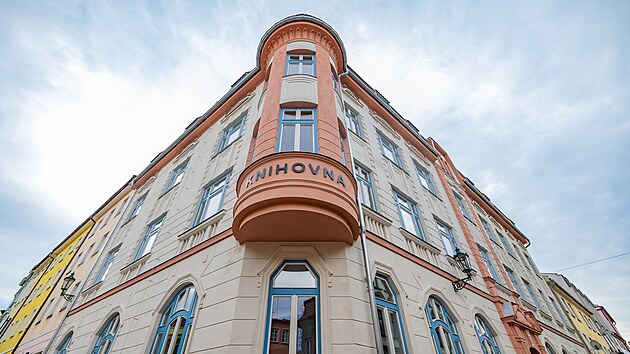 Dům vystavěla okresn&iacute; nemocensk&aacute; poji&scaron;ťovna zač&aacute;tkem 20. stolet&iacute;, naposledy v něm byl učňovsk&yacute; intern&aacute;t a &scaron;koln&iacute; v&yacute;dejna j&iacute;dla. Broumov pr&aacute;zdn&yacute; dům koupil a přestavěl na knihovnu.