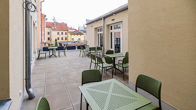 Letn&iacute; terasa v broumovsk&eacute; knihovně nab&iacute;z&iacute; klid ve vnitrobloku.