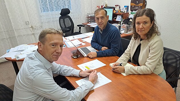 Nový smiřický starosta Pavel Seidl a místostarostka Martina Ceplová navštívili koncem září 2025 ředitele Základní školy Smiřice Romana Kopeckého (vlevo).