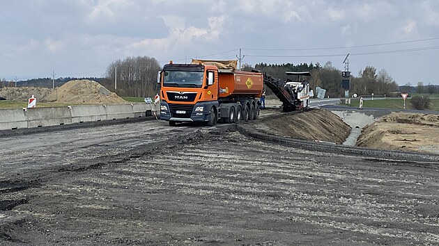 Stavebn&iacute; firma buduje kruhov&yacute; objezd u Nov&eacute; Hospody na Tachovsku už od dubna. (16. dubna 2026)