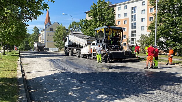 Dělníci finišují s úpravou důležité spojnice plzeňských částí Lobzy a Slovany. Silnice se pro dopravu otevře 1. června. (22. května 2026)