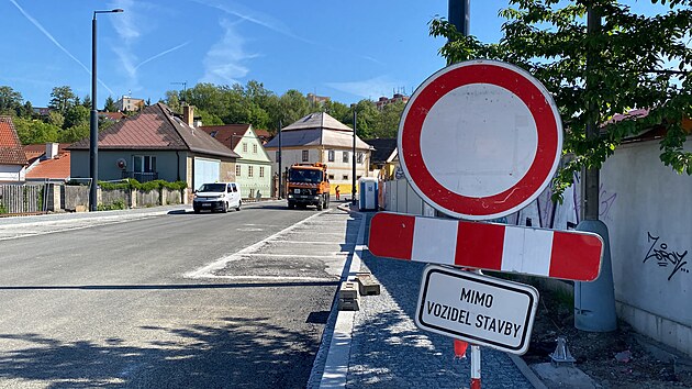 Dělníci finišují s úpravou důležité spojnice plzeňských částí Lobzy a Slovany. Silnice se pro dopravu otevře 1. června. (22. května 2026)