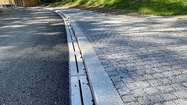 Dělníci finišují s úpravou důležité spojnice plzeňských částí Lobzy a Slovany. Silnice se pro dopravu otevře 1. června. (22. května 2026)