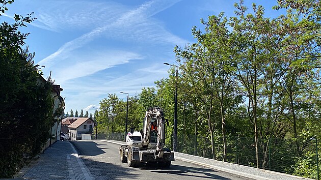 Dělníci finišují s úpravou důležité spojnice plzeňských částí Lobzy a Slovany. Silnice se pro dopravu otevře 1. června. (22. května 2026)