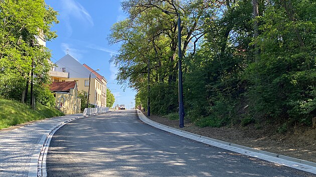 Dělníci finišují s úpravou důležité spojnice plzeňských částí Lobzy a Slovany. Silnice se pro dopravu otevře 1. června. (22. května 2026)