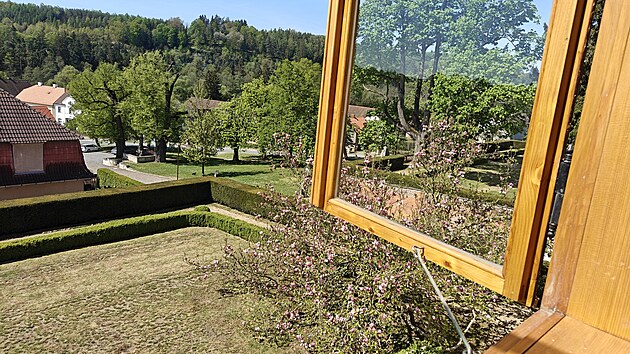 Výhled z okna zámku ve Svojšíně na Tachovsku (9. května 2026)