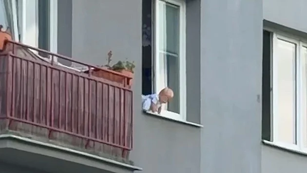 Dvouletý chlapec vylezl na parapet v druhém patře a díval se ven. Dva pohotoví mladí muži neváhali a roztáhli pod ním deku pro případ, že by dítě vypadlo. (12. května 2026)