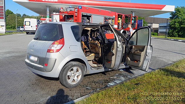 U čerpací stanice v Plzni hořelo osobní vozidlo, řidička stačila včas auto opustit. (25. května 2026)