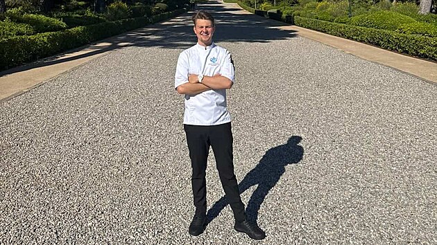 Dvacetiletý kuchař z Karlových Varů Jonáš Chorvat aktuálně sbírá zkušenosti v michelinské restauraci Louroc, která patří k významnému francouzskému hotelu du Cap-Eden-Roc. Předtím absolvoval diplom u špičkového šéfkuchaře Alaina Ducasse.