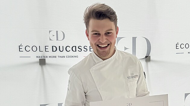 Dvacetiletý kuchař z Karlových Varů Jonáš Chorvat aktuálně sbírá zkušenosti v michelinské restauraci Louroc, která patří k významnému francouzskému hotelu du Cap-Eden-Roc. Předtím absolvoval diplom u špičkového šéfkuchaře Alaina Ducasse.