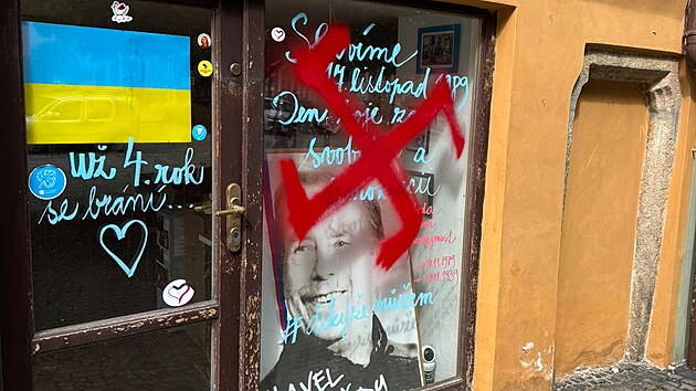 Na výlohy Svazu Němců – region Chebsko a Komunitního osvětového společenství na náměstí Krále Jiřího z Poděbrad v Chebu někdo nastříkal sprejem hákové kříže. (20. května 2026)